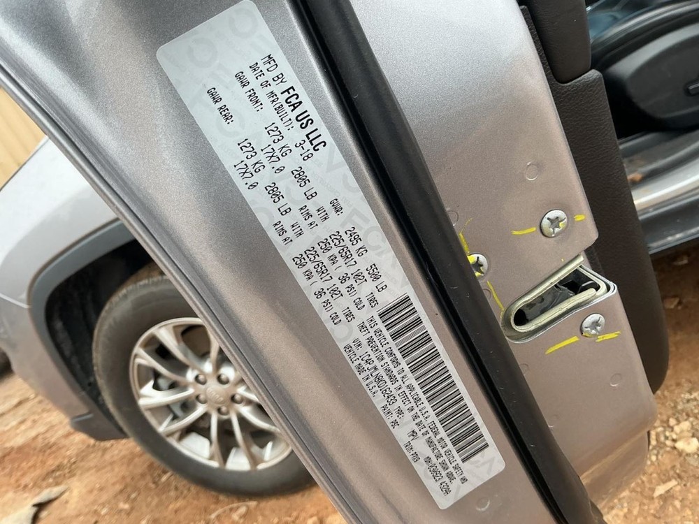 CHEROKEE 2019 Glove Box 4935529