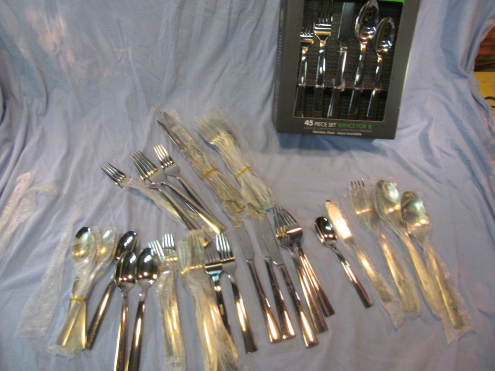 44 PIECE ONEIDA MADISON AVE FLATWARE SET (MISSING 1 SPOON) MOST ARE UNUSED