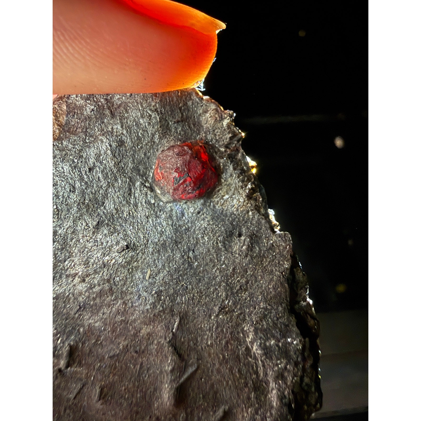 RED EMBERS MINE Almandine Garnets in Graphite w/DraviteErving, Mass. Garnet