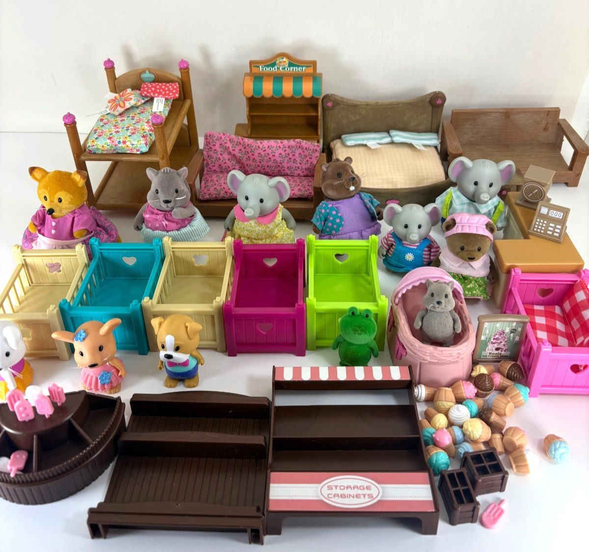 Lot Of Battat Lil Woodzeez Animals & Furniture