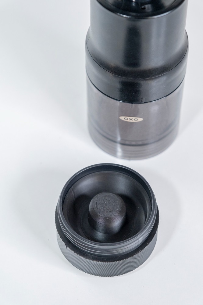 Self-levelling OXO Brewer precision tamper