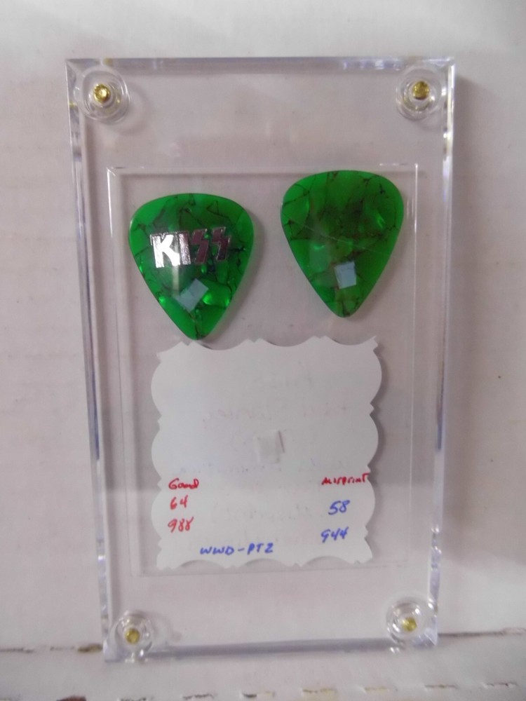 KISS~PAUL STANLEY (TECH)~2 GUITAR PICKS IN CASE~2003 READ DESCRIPTION (30)