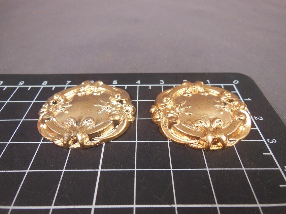Round Scrolls & flowers (2) Brass stamping jewelry finding (osb0080)