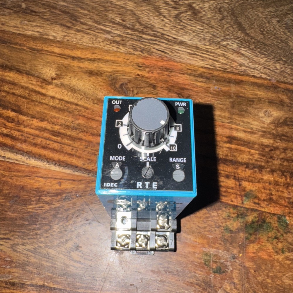 IDEC RTE-B1AD24  Electronic Timer Plug-In with SR3B-05 Relay Socket, Used, LO1