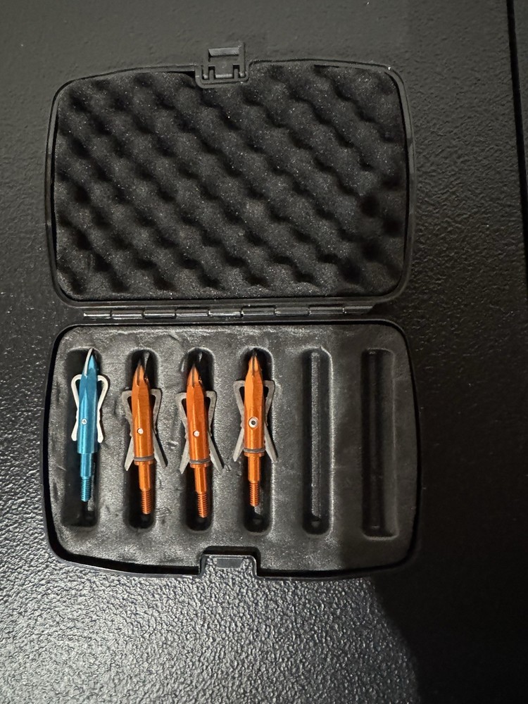 Plano Mechanical Broadhead Case with 4 Broadheads