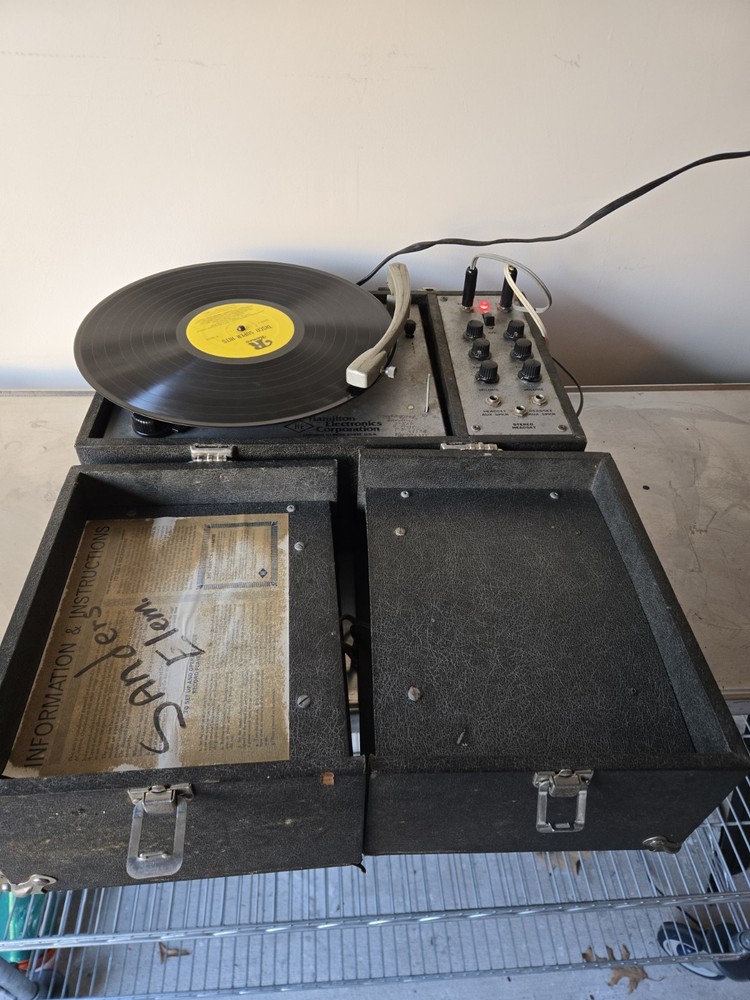 Hamilton Electronics 942 Vintage Portable Record Player Turntable with Case