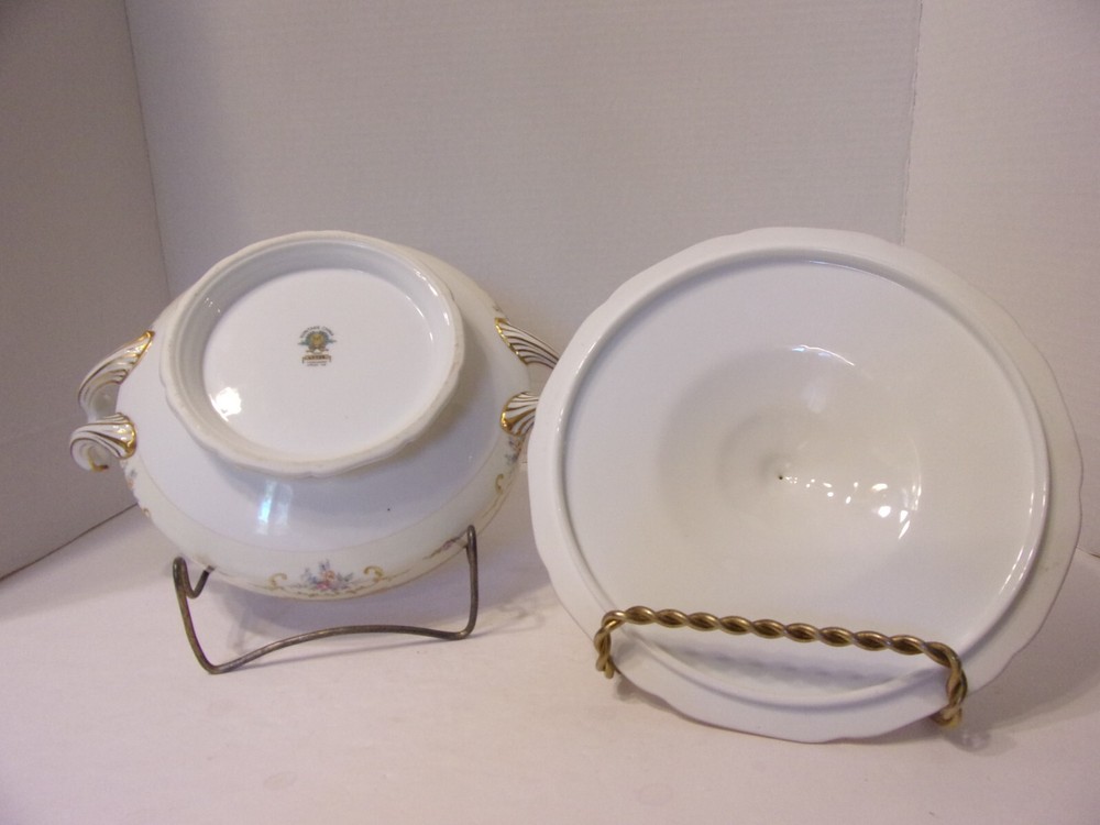 NORITAKE CASSEROLE WITH LID LOTUS PATTERN 11"