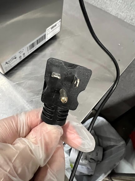 Avantco F200 15 lb. Medium-Duty Electric Countertop Fryer - 208-240V.