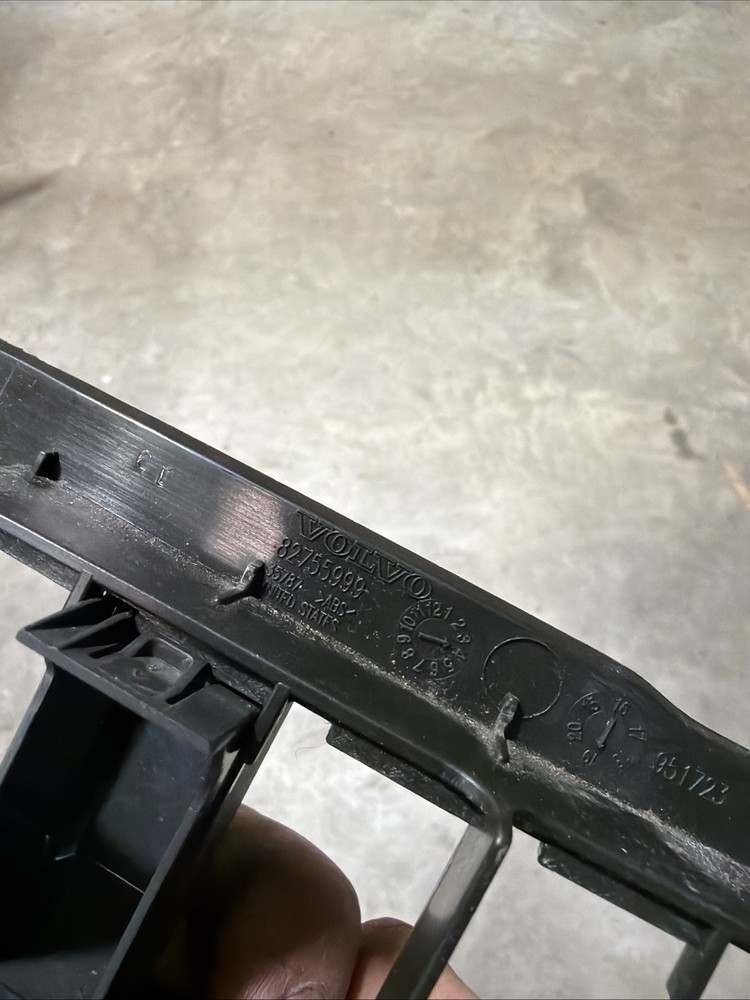 Volvo VNL Switch Bezel 82755999