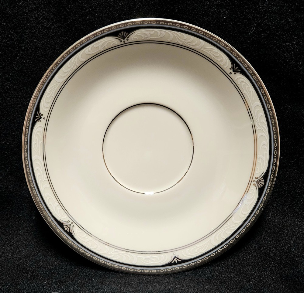 3 EUC Mikasa SILVER SHELLS TEA CUPS & SAUCERS Bone China LAP44 Teacups