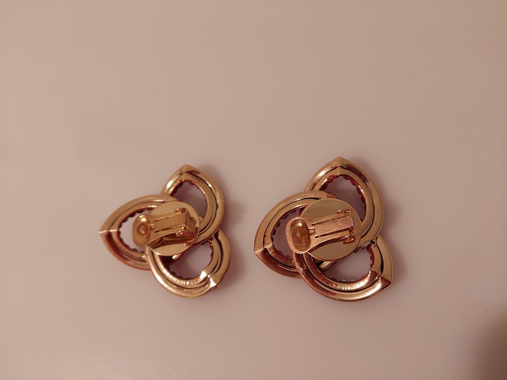 red rhinestone linked intertwined loop statement clip earrings