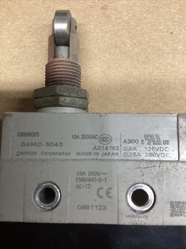OMRON D4MC-5040 Limit Switch #4011M45