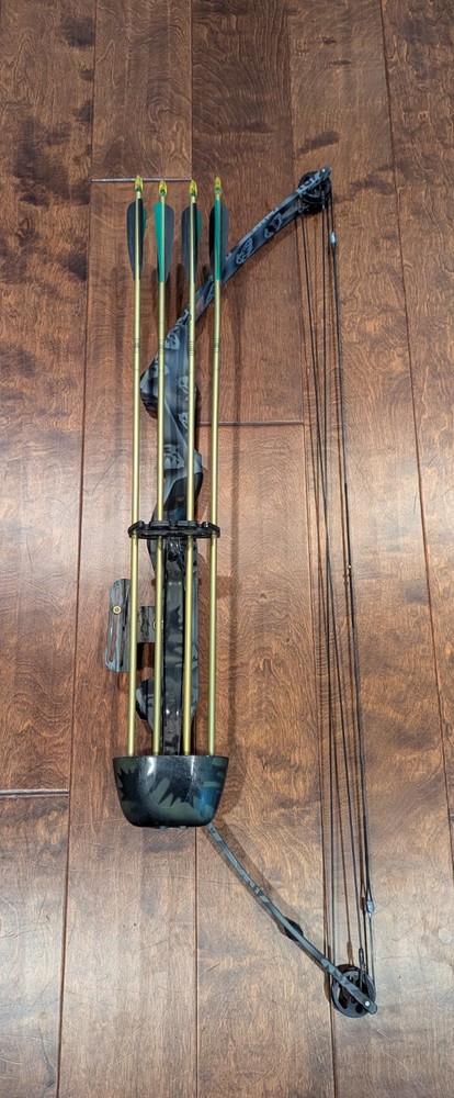SILVERHAWK Compound Bow & Hunter Arrows Camo