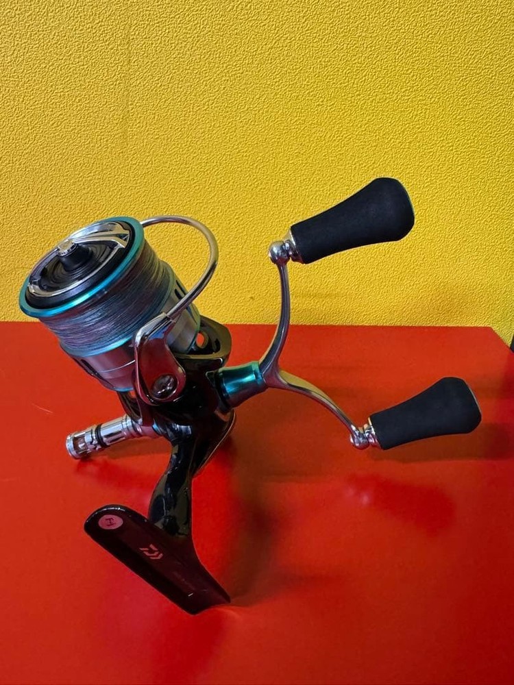 Daiwa Emeraldas Spinning Reel Double Handle Multicolor