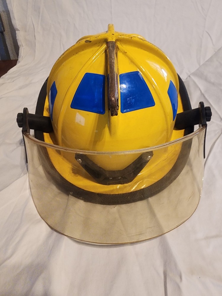 CAIRNS MODEL 1010 FIREMAN'S HELMET, YELLOW