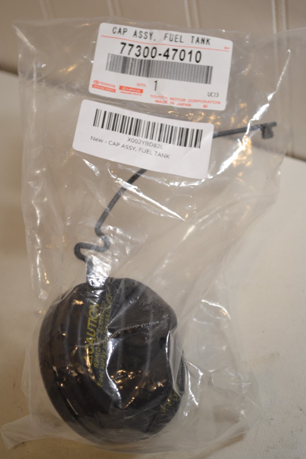 GENUINE TOYOTA LEXUS OEM 77300-47010 Cap Assembly, Fuel Tank