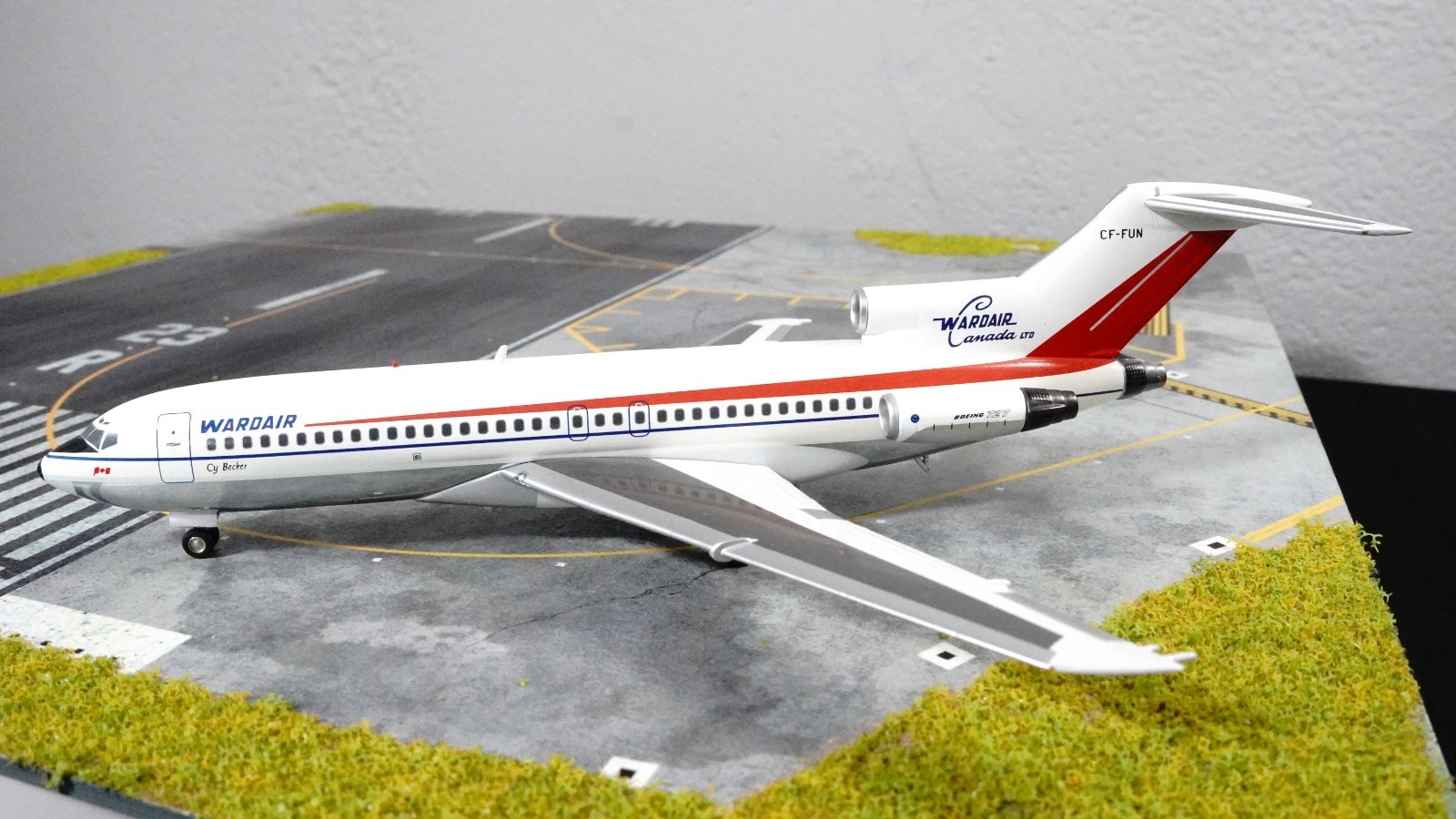 Deluxe 1/200 Scale Runway Base with Taxiway