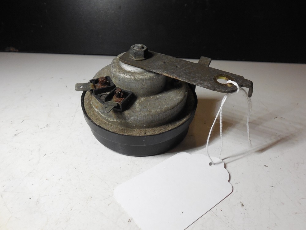 BMW LOW TONE HORN W/ BRACKET E30055306