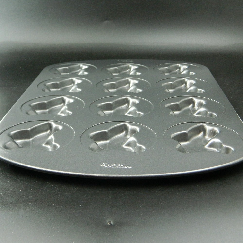 12 Bunny Cookie Sheet Pan Wilton Easter Rabbit Mold Non-stick surface
