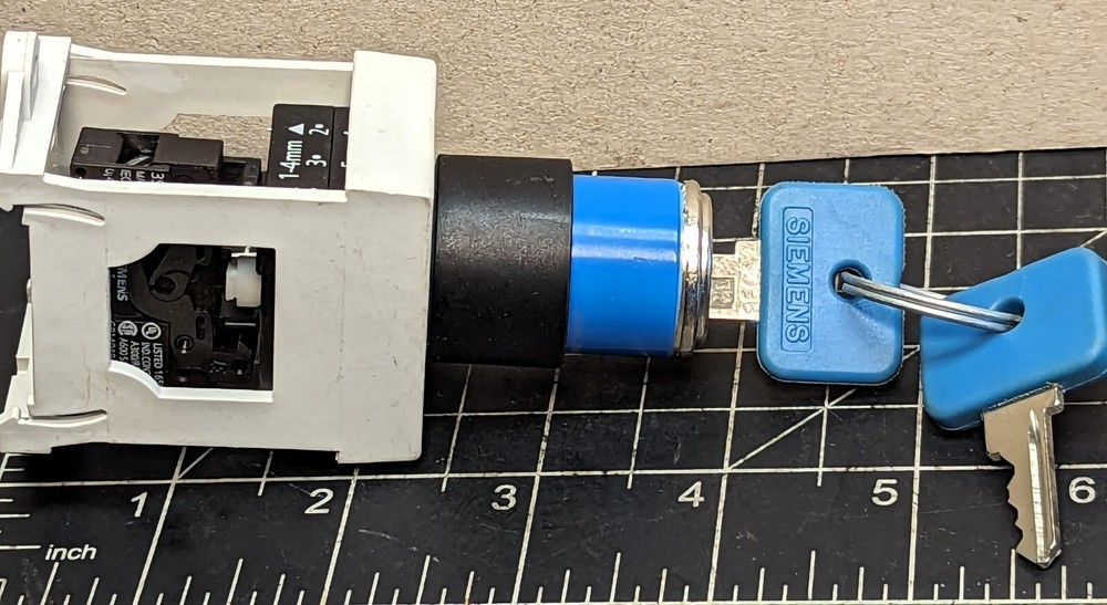 Siemens 22MM Key Switch Blue Plastic Round Actuator Key-Operator NEW [B8BC]