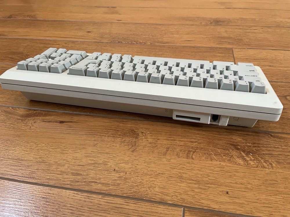 VINTAGE APPLE KEYBOARD M0110A UNTESTED MISSING 1 KEY