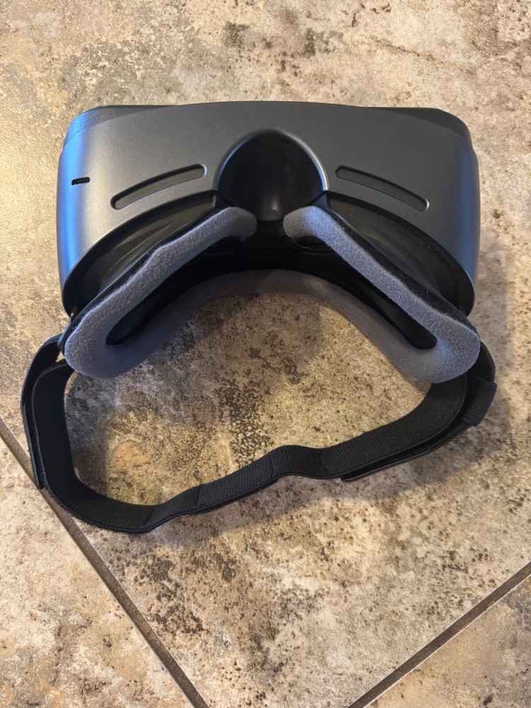 Samsung SMR324 Gear VR headset only no Controller Black Used