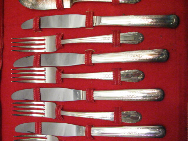 Holmes & Tuttle Wentworth Silverplate Flatware 26 pc Set w/Case H&T