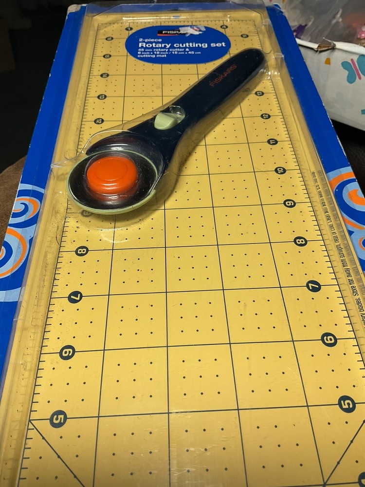 FISKARS 2-Piece Rotary Cutting Set - Cutter & Mat