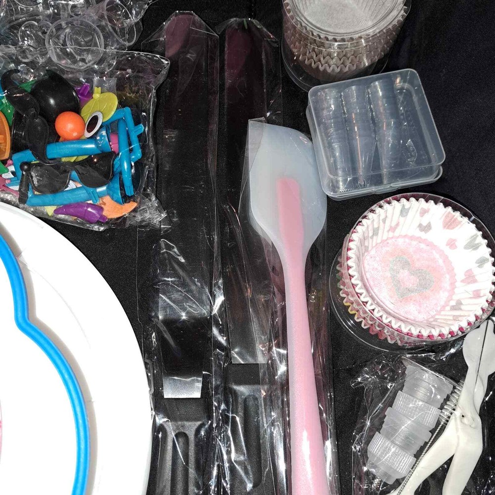 NEW 150 Plus pcs Full Size Cake decorating kit