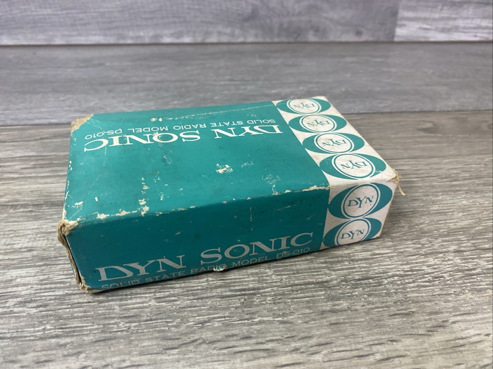 Dyn-Sonic DS-010 solid state vTG Transistor radio comes W/ box Lt Blue Works
