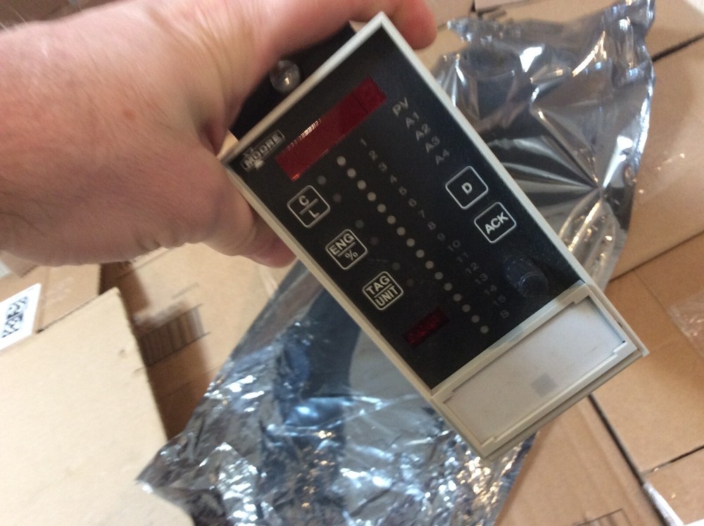 Moore 15738-120 Digital Single Loop Controller