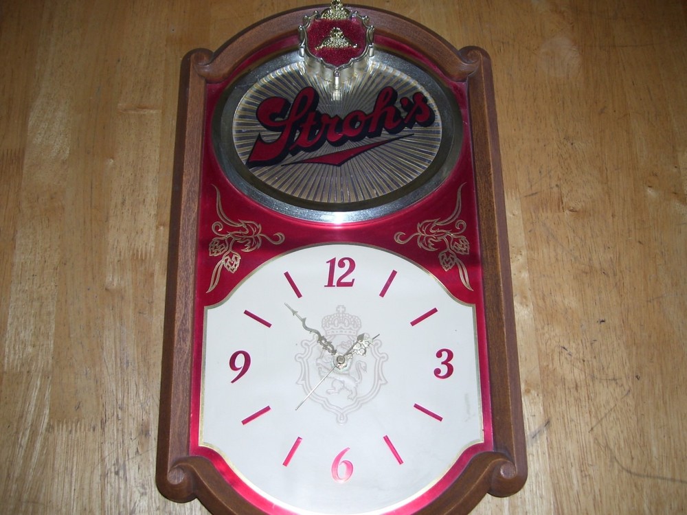 Vintage Strohs Beer Wall Clock brewery battery operated