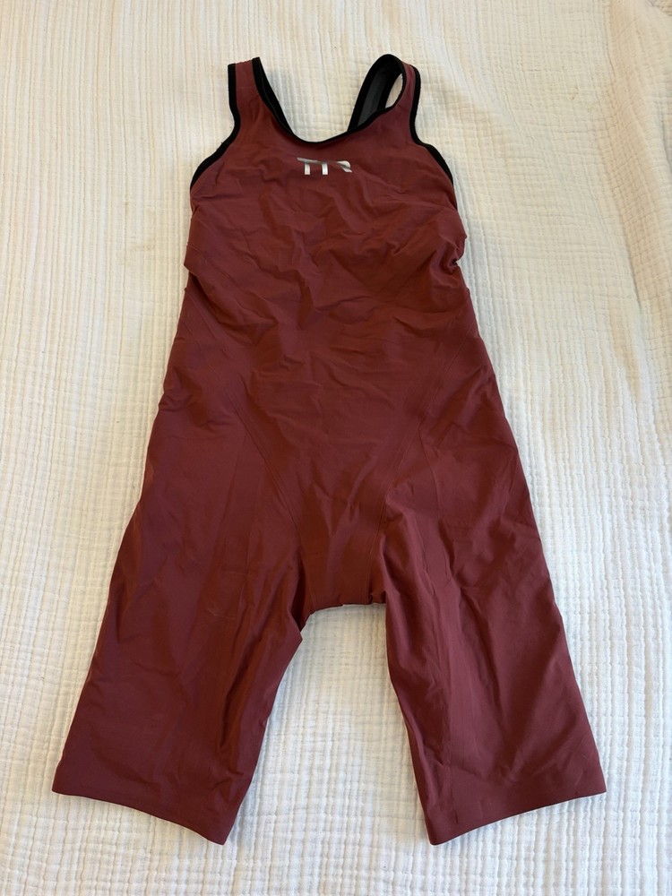 TYR Venzo Closed Back Size 25 Maroon