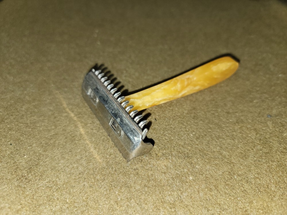 WWII Durham safety Razor with Mother of Pearl Pattern Plastic Handle