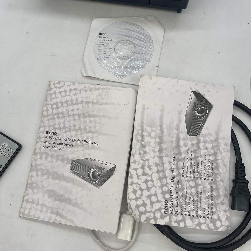 Benq Desktop Projector MP721 w/ Case Bag Cords Controller Untested