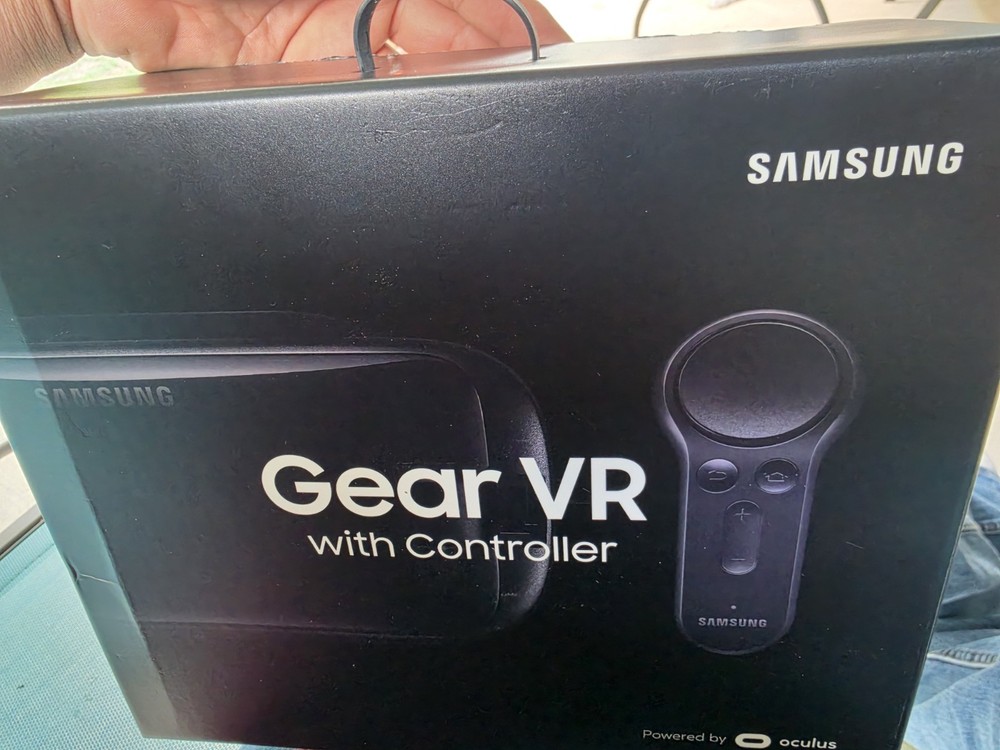 Samsung Gear VR SM-R324 with Controller Compatible with Oculus, Black