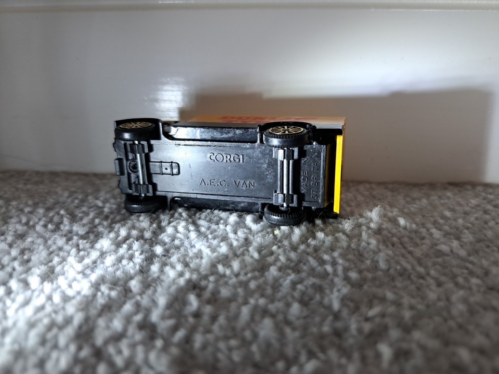 Corgi A.E.C. Van Dunlop Tyres Model
