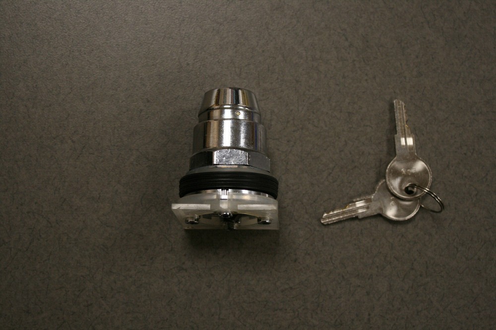 SQUARE-D 9001KS11K1E16 KEY SELECTOR SWITCH HEAD 2-POSITION MAINTAINED E16 KEY