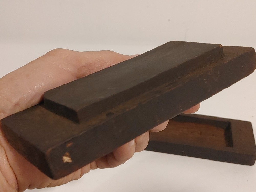 VINTAGE SHARPENING STONE IN WOODEN BOX