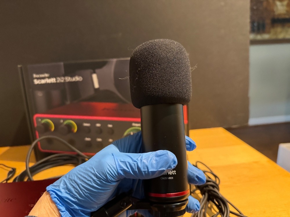 Focusrite Scarlett 2i2 Studio 4th Generation DAW + Microphone + Headphones
