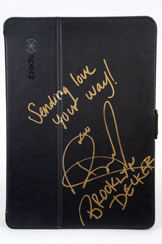 UNIQUE autographed by Brooklyn Decker / StyleFolio