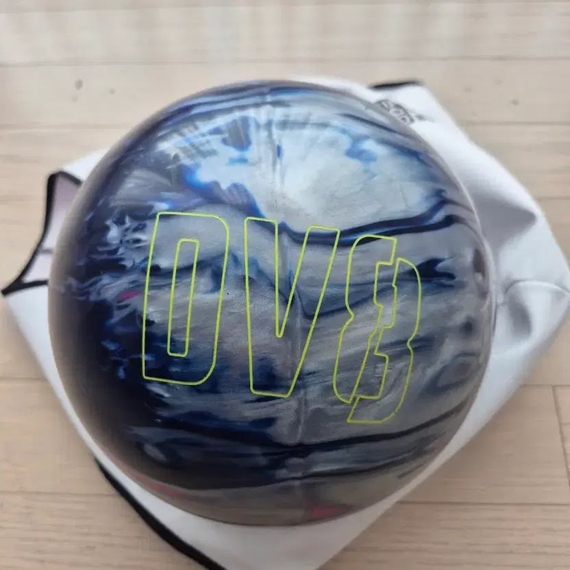 DV8 Violent Collision Bowling Ball with Bag Official
