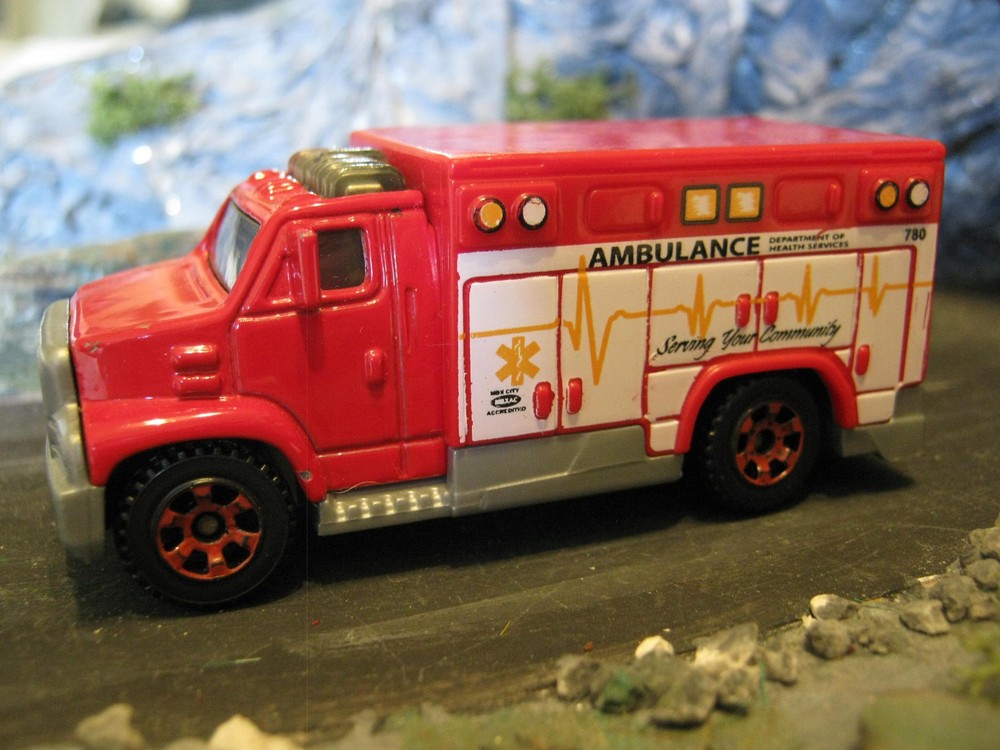 Matchbox MB679 2005 Ambulance in red