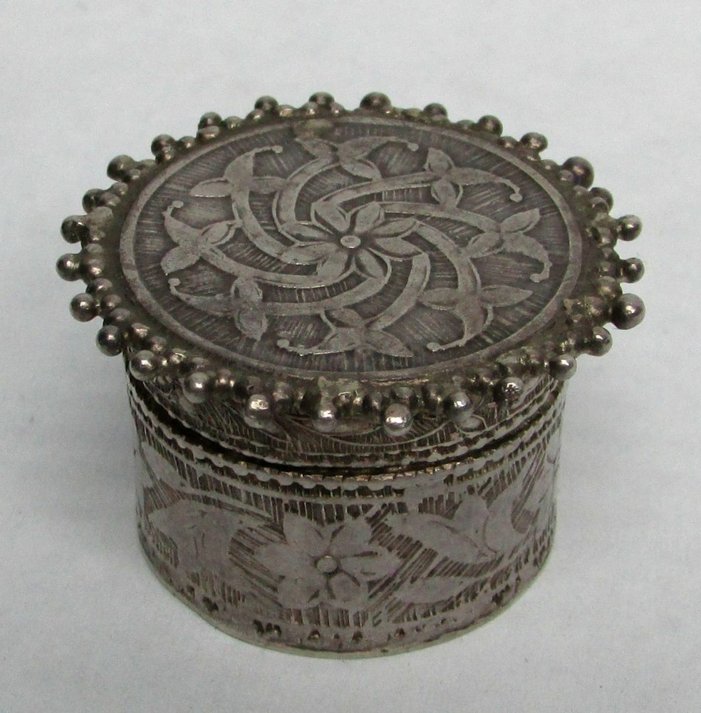 ANTIQUE SILVER FLOWER 3/4" PILL BOX