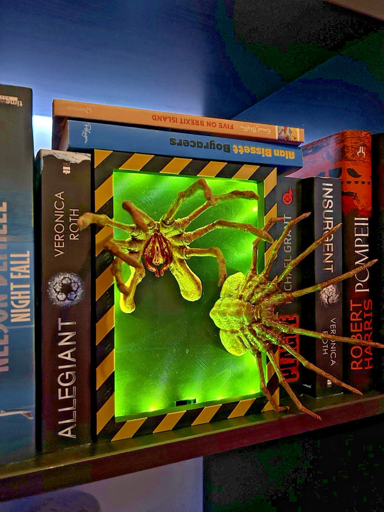 Alien Facehugger Book Nook LED Remote Control 16 Colour