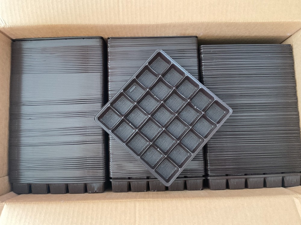 MOD PAC 450 Plastic Candy Trays Square - 25 cavitiy
