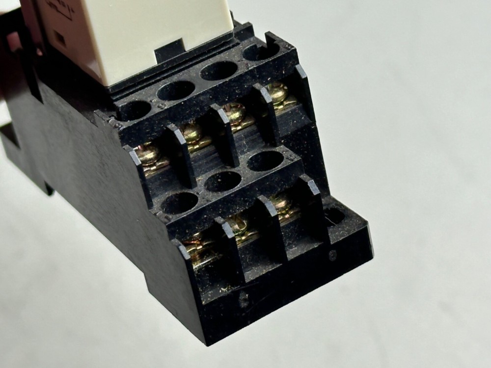 Omron H3Y-4 Second Timer 0-5 sec w/ Base 2-M4X10