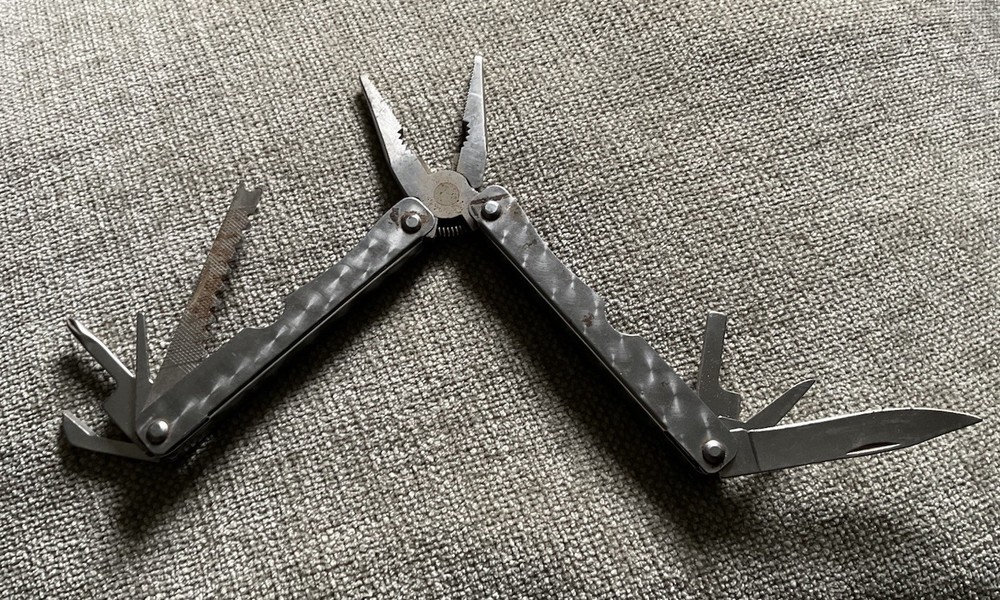 Multi-tool Unbranded Vtg See Pics With Black Leather Case
