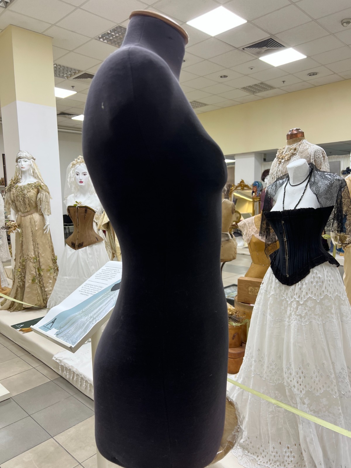 Vintage mannequin for women's clothing, 1940-1950.