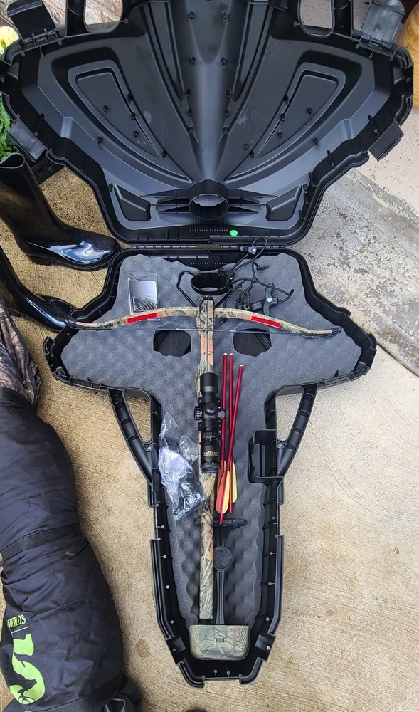 cross bows for sale with case, scope,bolts,pull back and accessories
